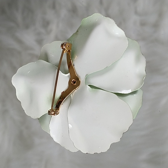 Retro Vintage Green metal gold colored bead center flower floral boho brooch pin - Picture 2 of 3